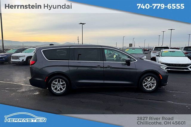Used 2023 Chrysler Pacifica Touring-L image 28