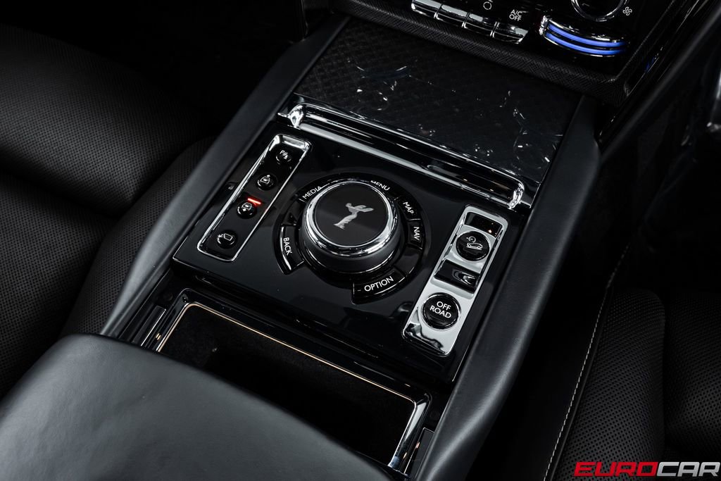 Used 2020 Rolls-Royce Cullinan Black Badge image 30