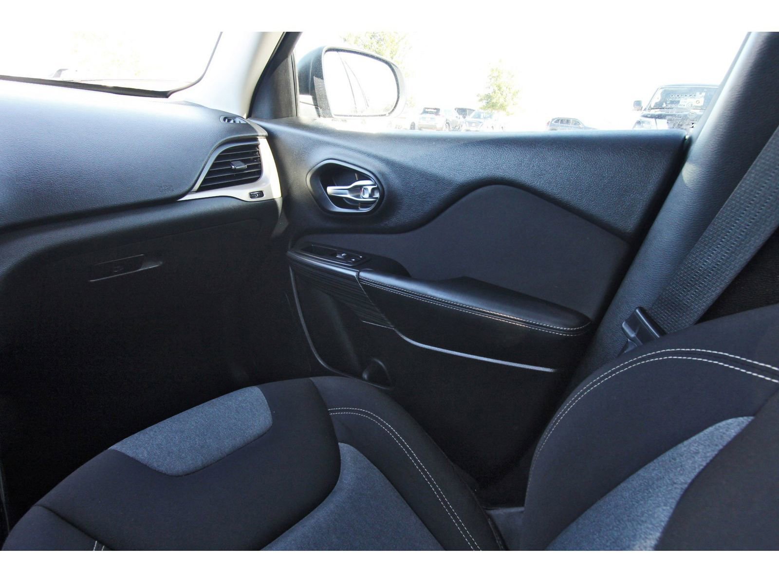 Used 2016 Jeep Cherokee Sport image 13