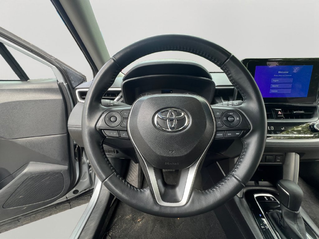 Used 2025 Toyota Corolla Cross LE FWD image 12