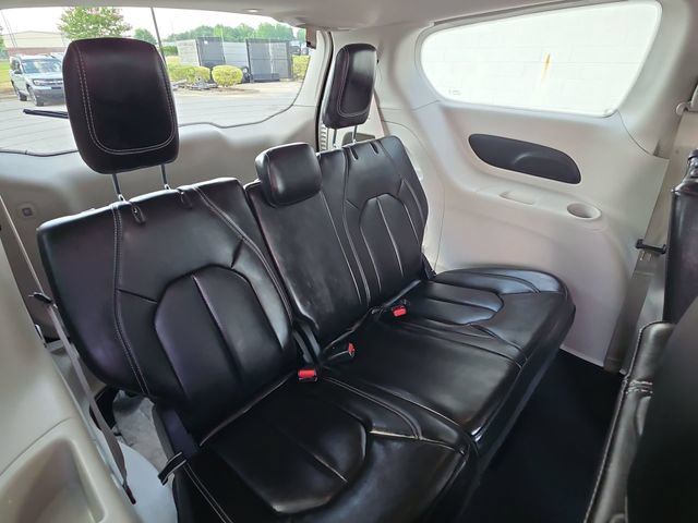 Used 2023 Chrysler Pacifica Touring-L FWD image 13