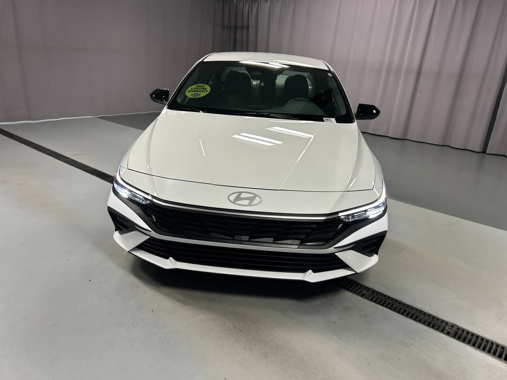 Used 2025 Hyundai Elantra Sport FWD image 2