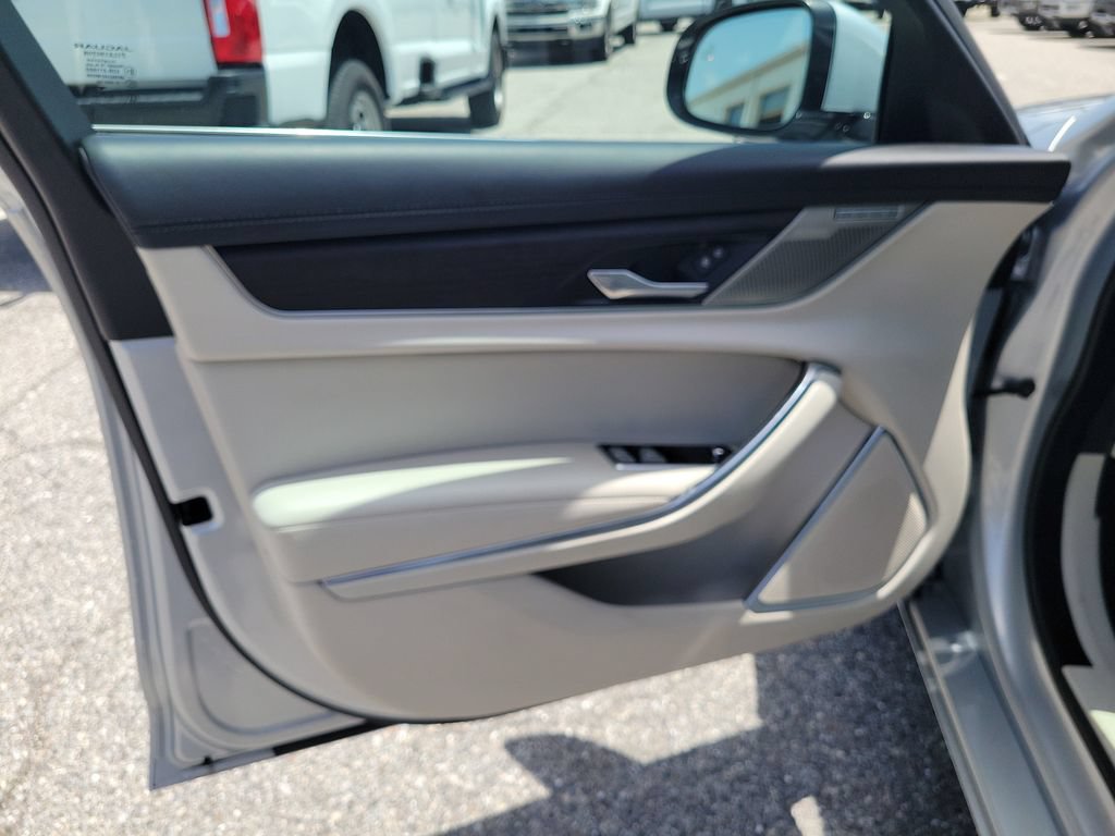 Used 2022 Jaguar XF SE RWD image 21