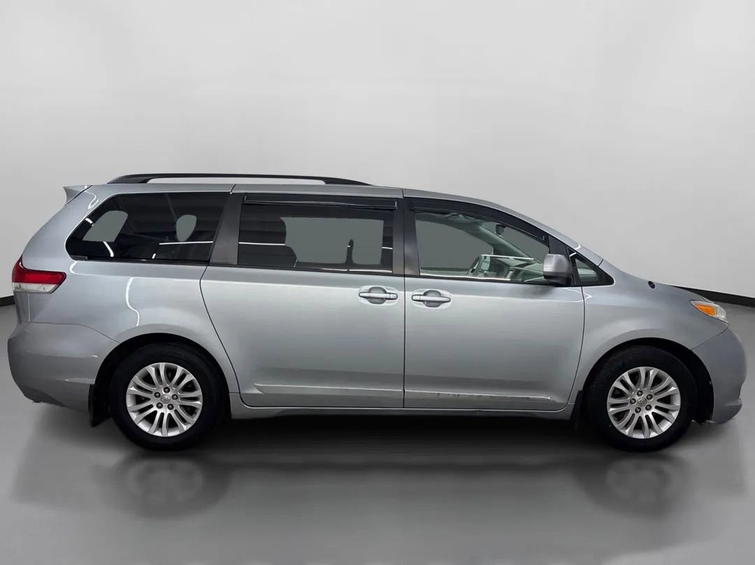Used 2014 Toyota Sienna XLE image 11