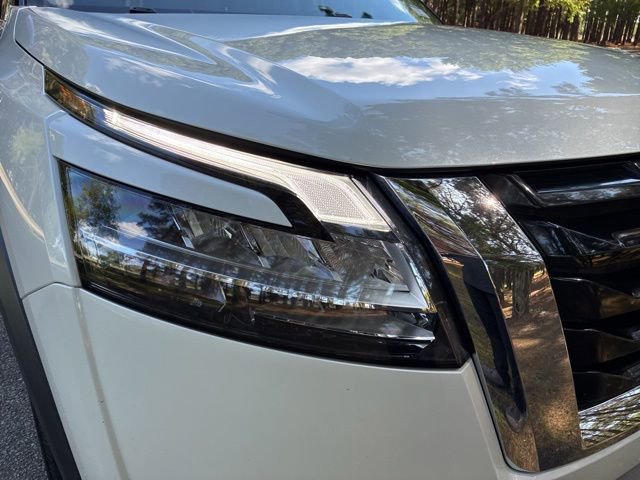 Used 2022 Nissan Pathfinder Platinum w/ Lighting Package (N93) AWD/4WD image 9