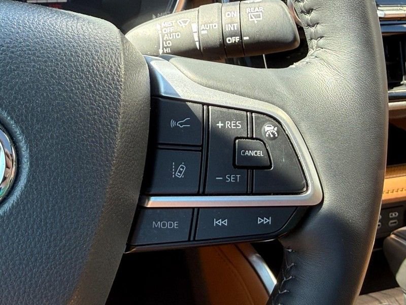 Used 2024 Toyota Highlander Platinum AWD/4WD image 21