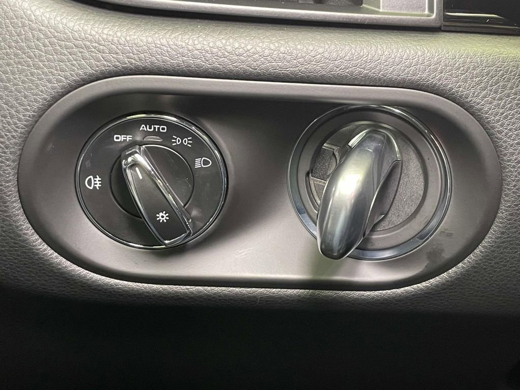 Certified 2025 Porsche Macan AWD/4WD image 44