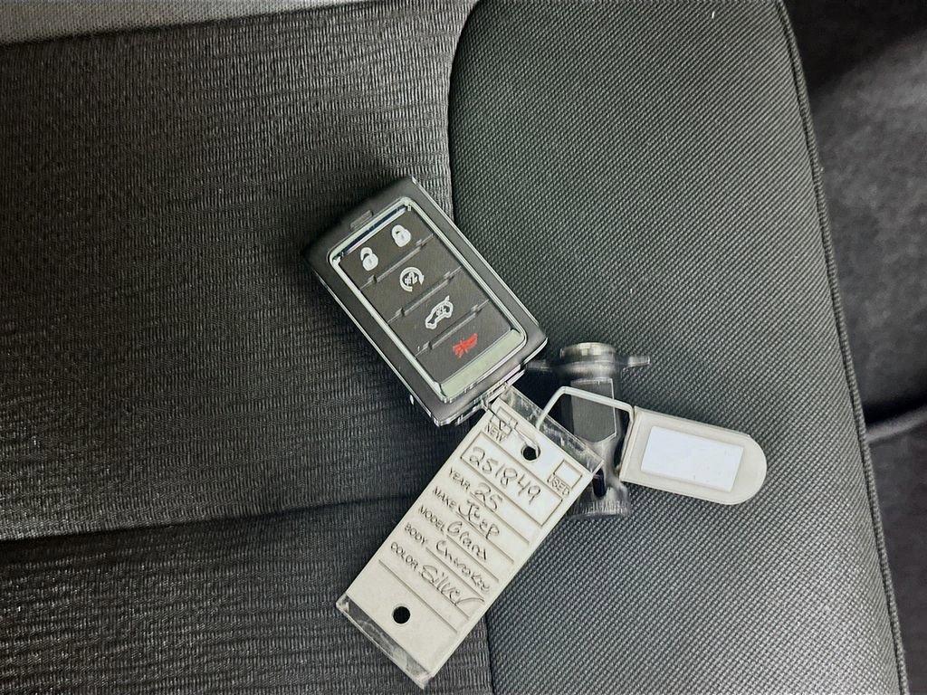 New 2025 Jeep Grand Cherokee Laredo X w/ Luxury Tech Group I image 19