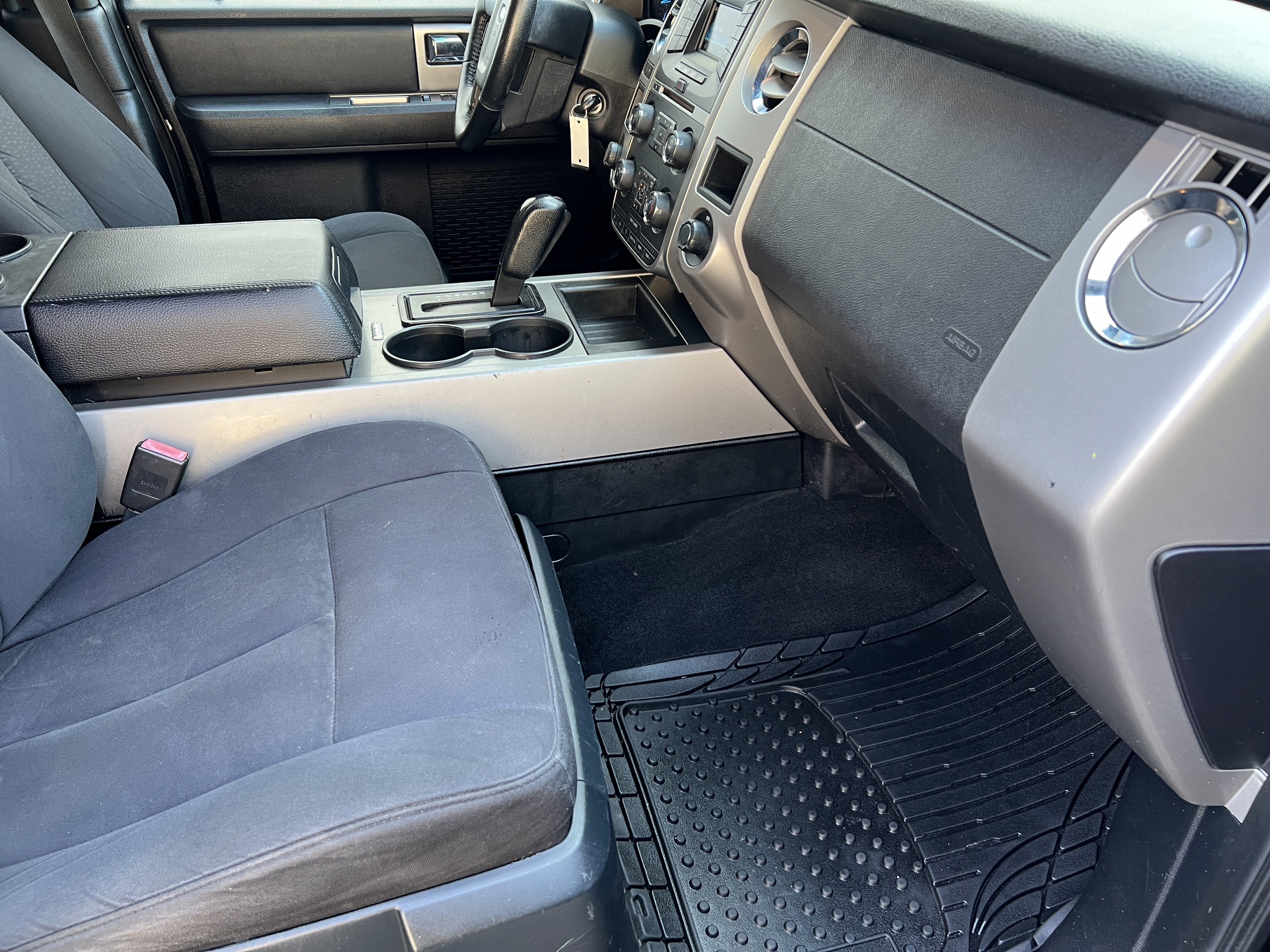 Used 2015 Ford Expedition XLT image 24