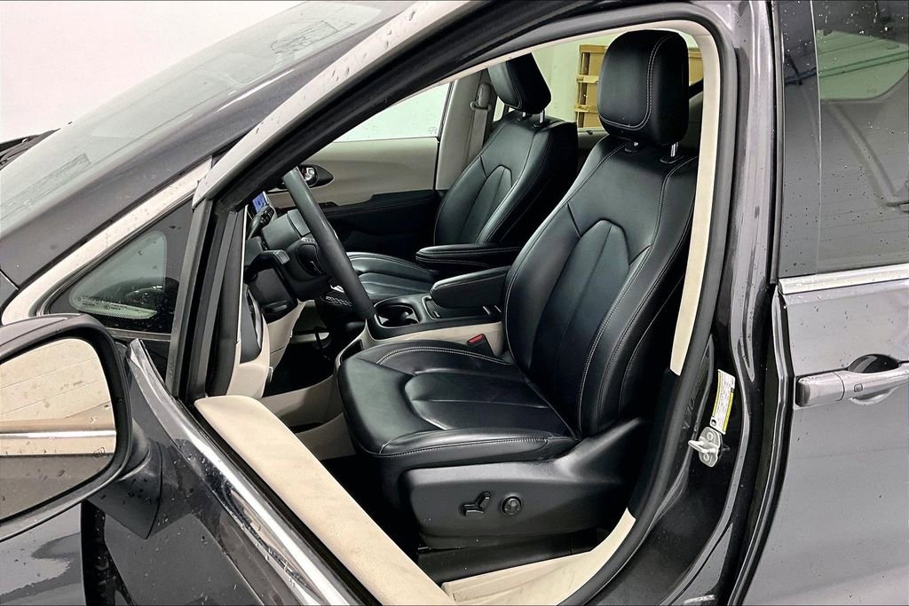 Used 2023 Chrysler Pacifica Touring-L image 31