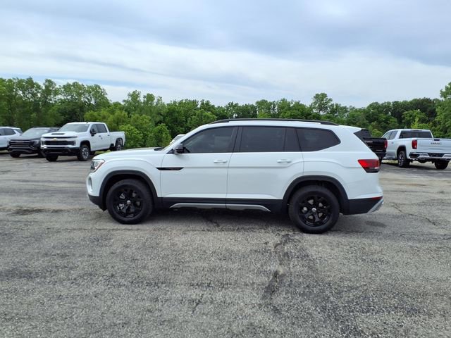 Used 2025 Volkswagen Atlas Peak Edition SE AWD/4WD image 35