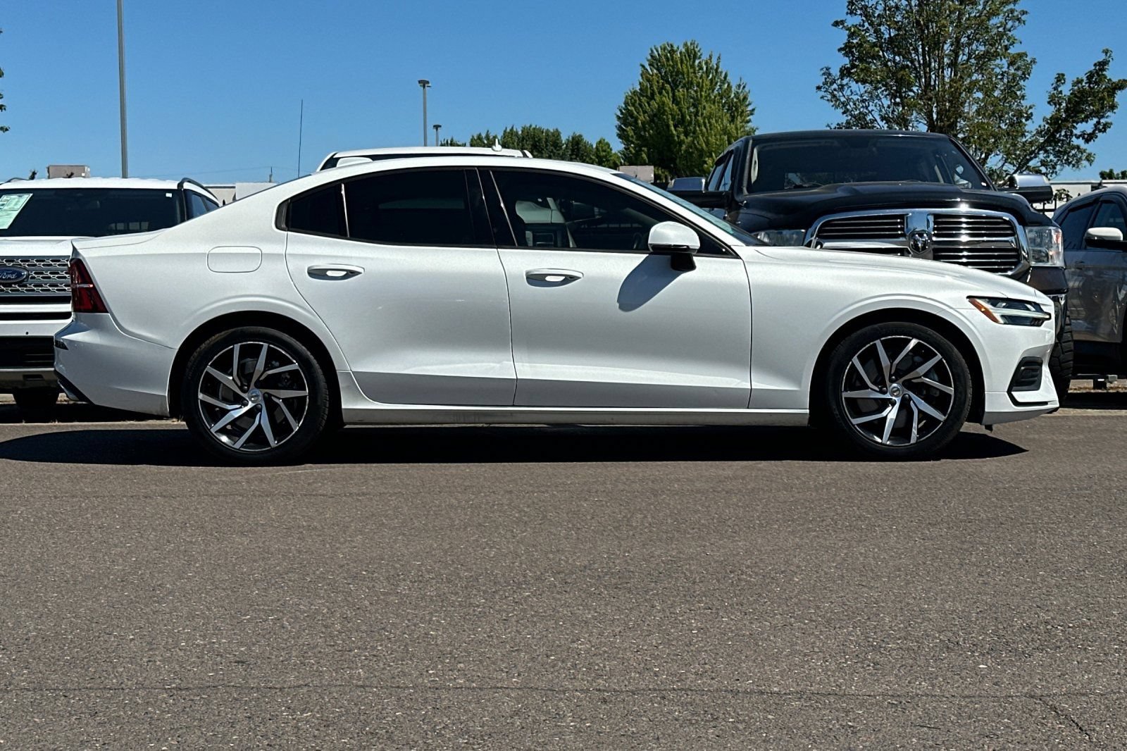 Used 2019 Volvo S60 T6 Momentum w/ Multimedia Package AWD/4WD image 3