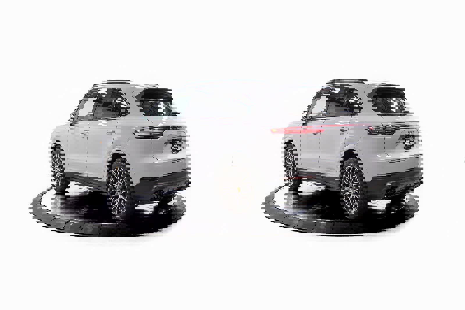 Certified 2023 Porsche Cayenne S Platinum image 3