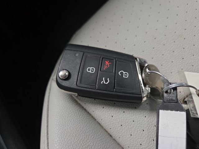 Used 2020 Volkswagen Tiguan SE w/ Panoramic Sunroof Package image 28