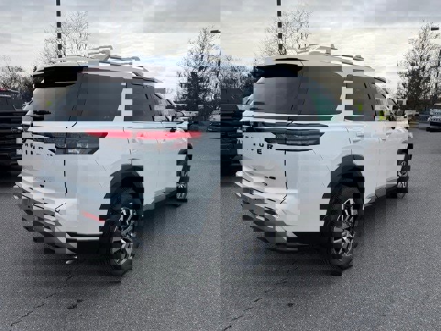 New 2025 Nissan Pathfinder SL w/ Black Appearance Package image 5