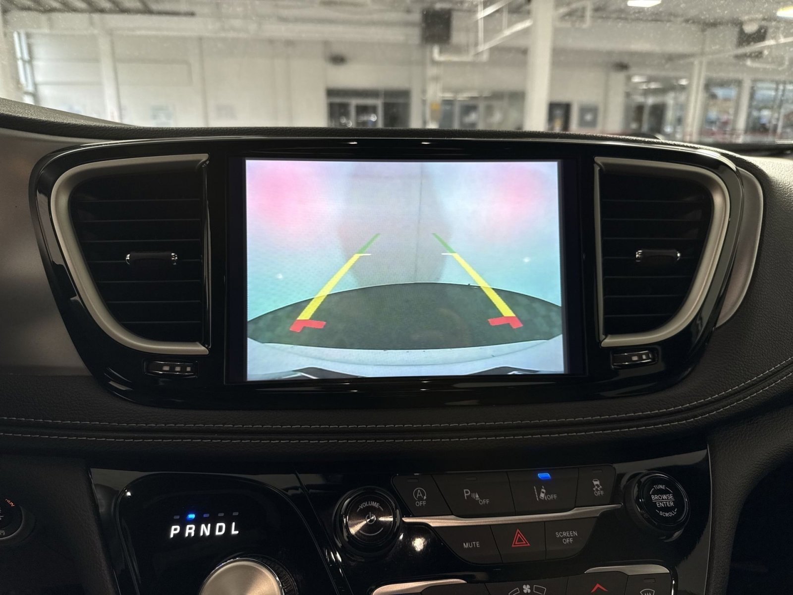 Used 2023 Chrysler Pacifica Touring FWD image 19