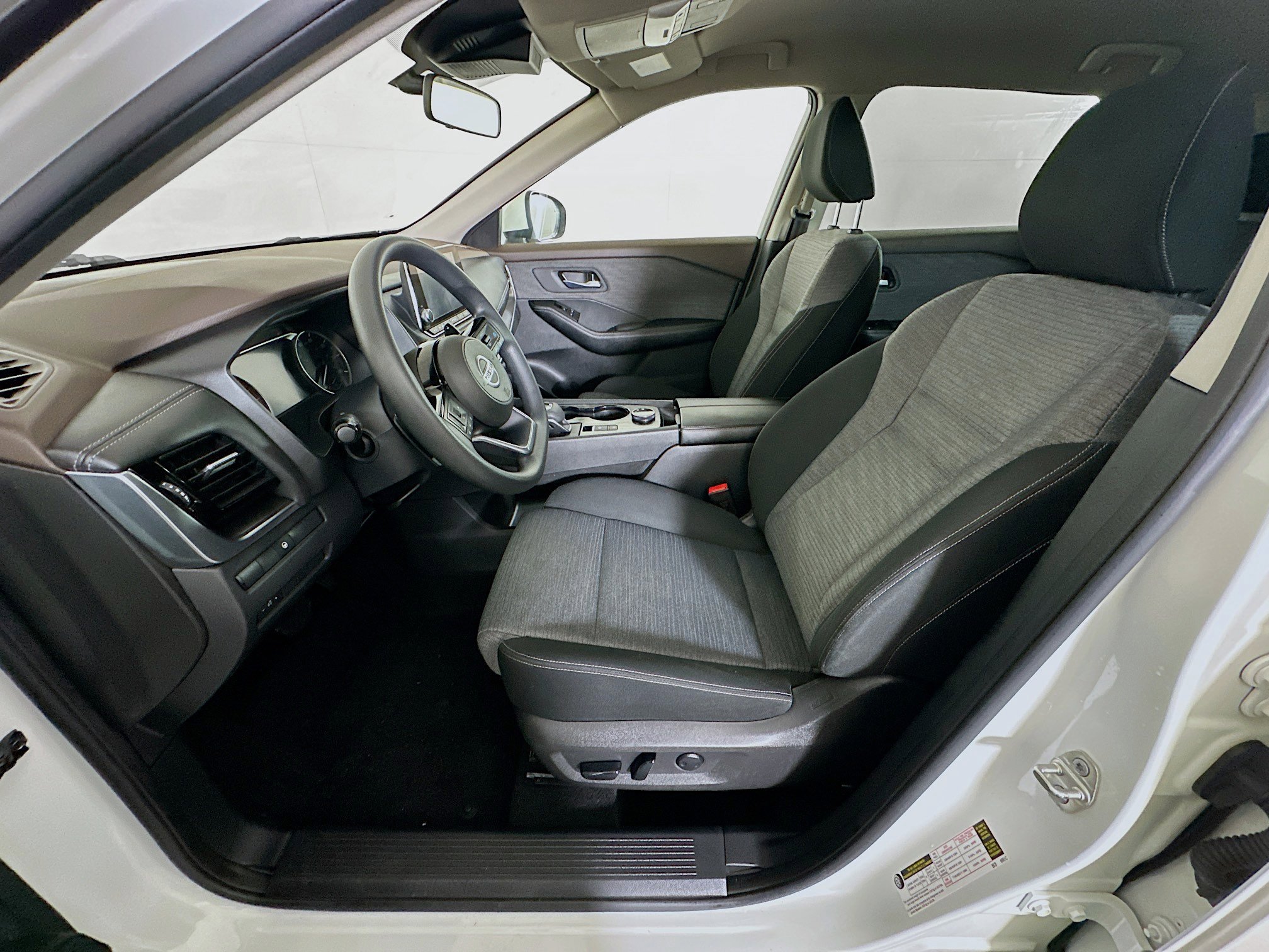 Used 2021 Nissan Rogue SV image 13