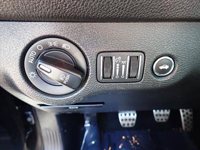 Used 2022 Dodge Challenger R/T w/ Driver Convenience Group RWD image 12