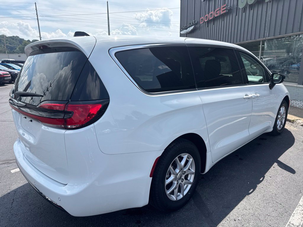 Used 2024 Chrysler Pacifica Touring-L FWD image 8