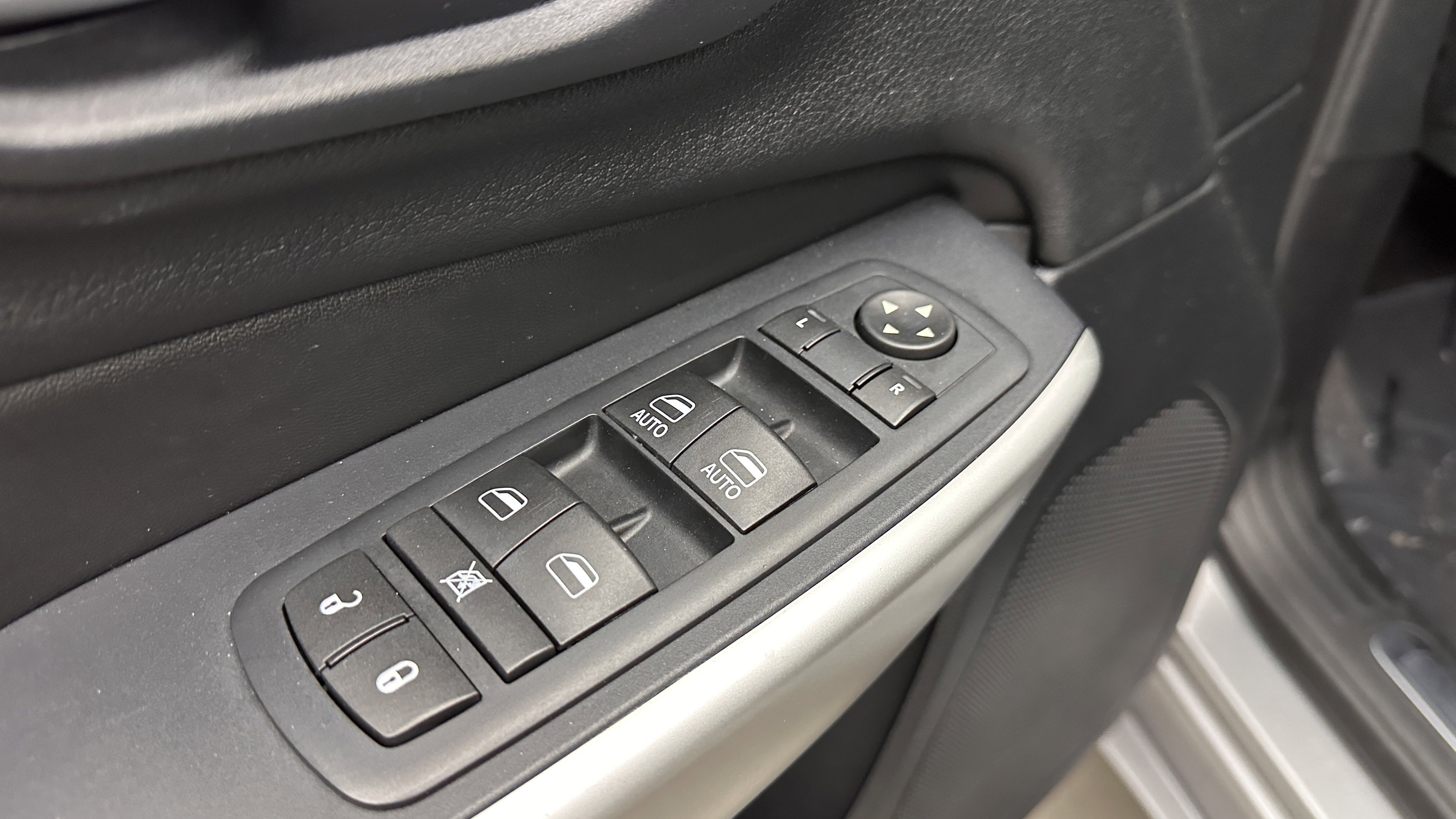 Used 2016 Jeep Cherokee Overland FWD image 11