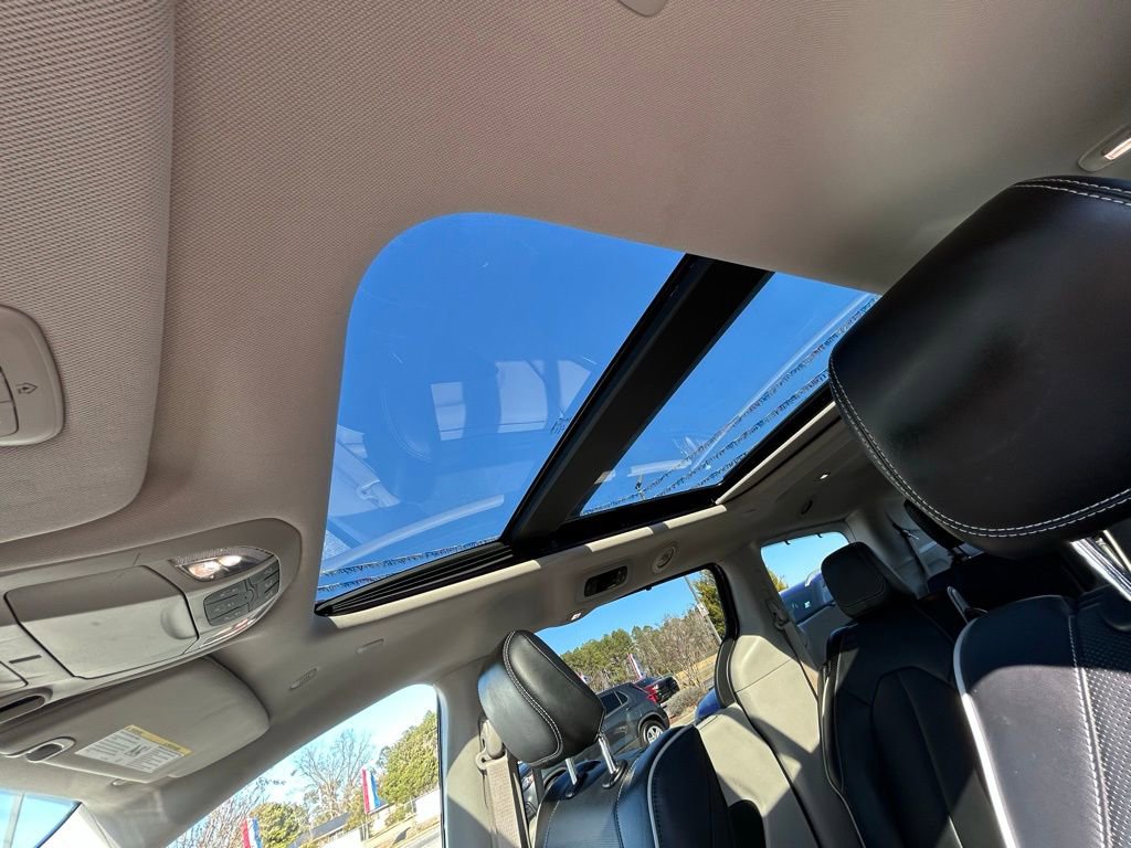 Used 2022 Chrysler Pacifica Limited w/ Uconnect Theater Family Group image 36