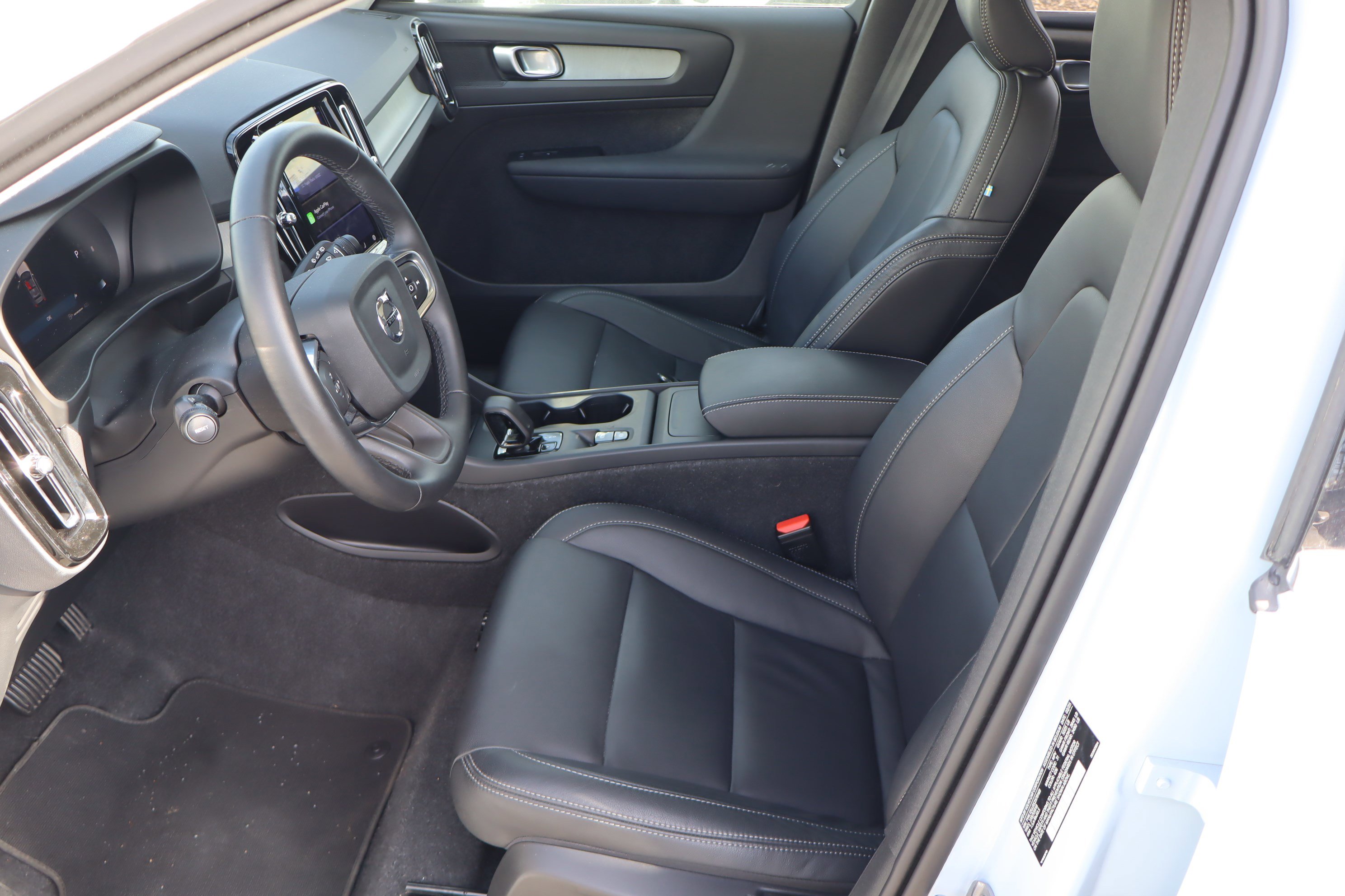 Used 2025 Volvo XC40 B5 Core image 16