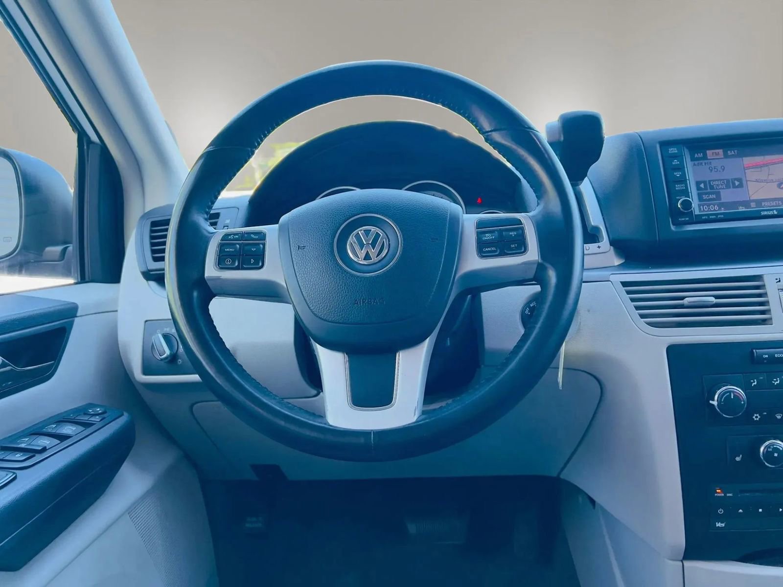 Used 2014 Volkswagen Routan SE FWD image 30