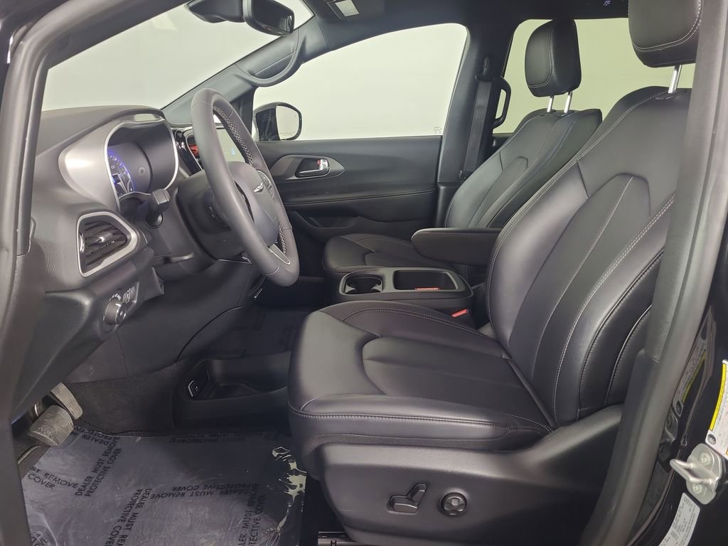 Used 2025 Chrysler Pacifica Select FWD image 18