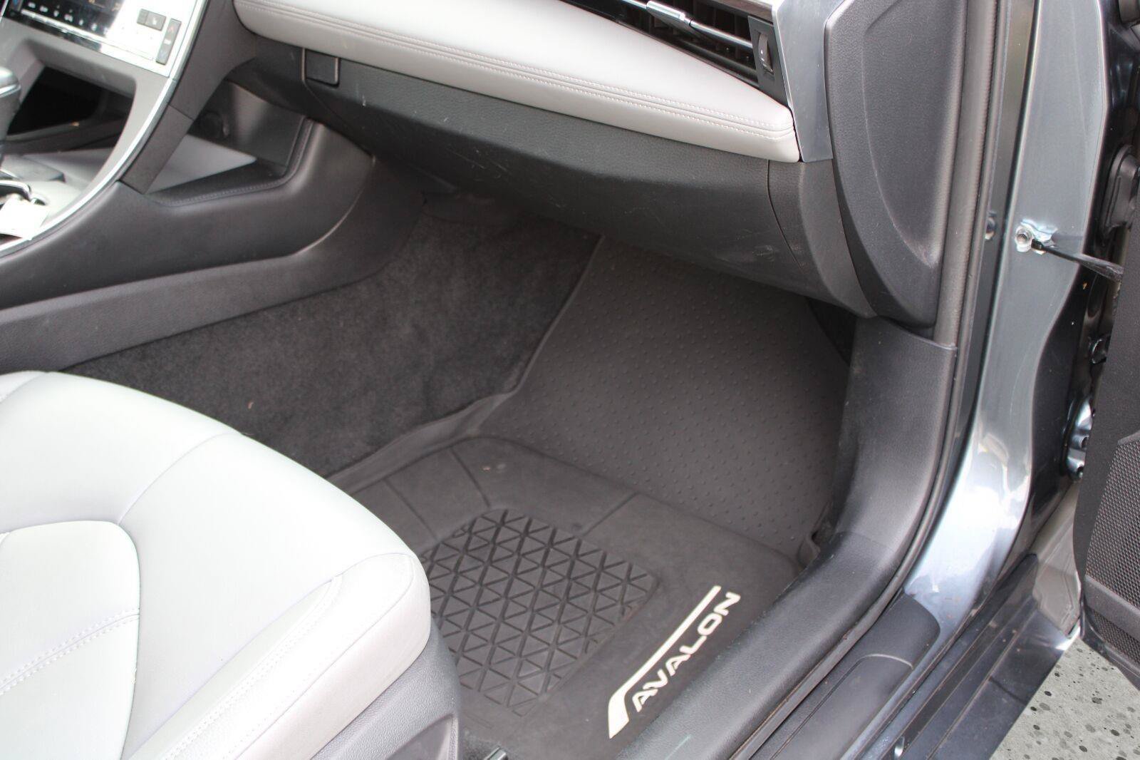 Used 2019 Toyota Avalon XLE FWD image 41