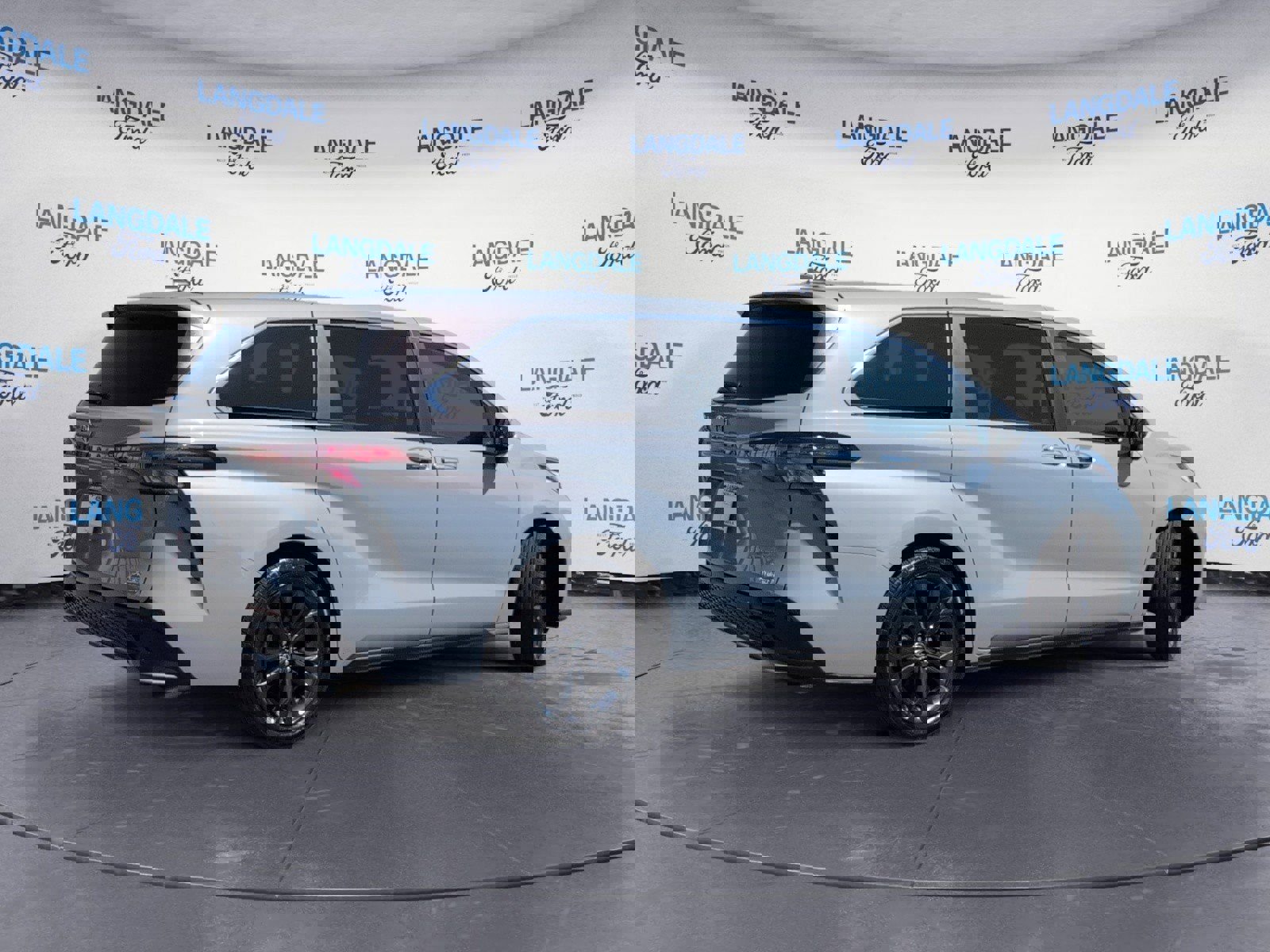 Used 2024 Toyota Sienna XSE image 4