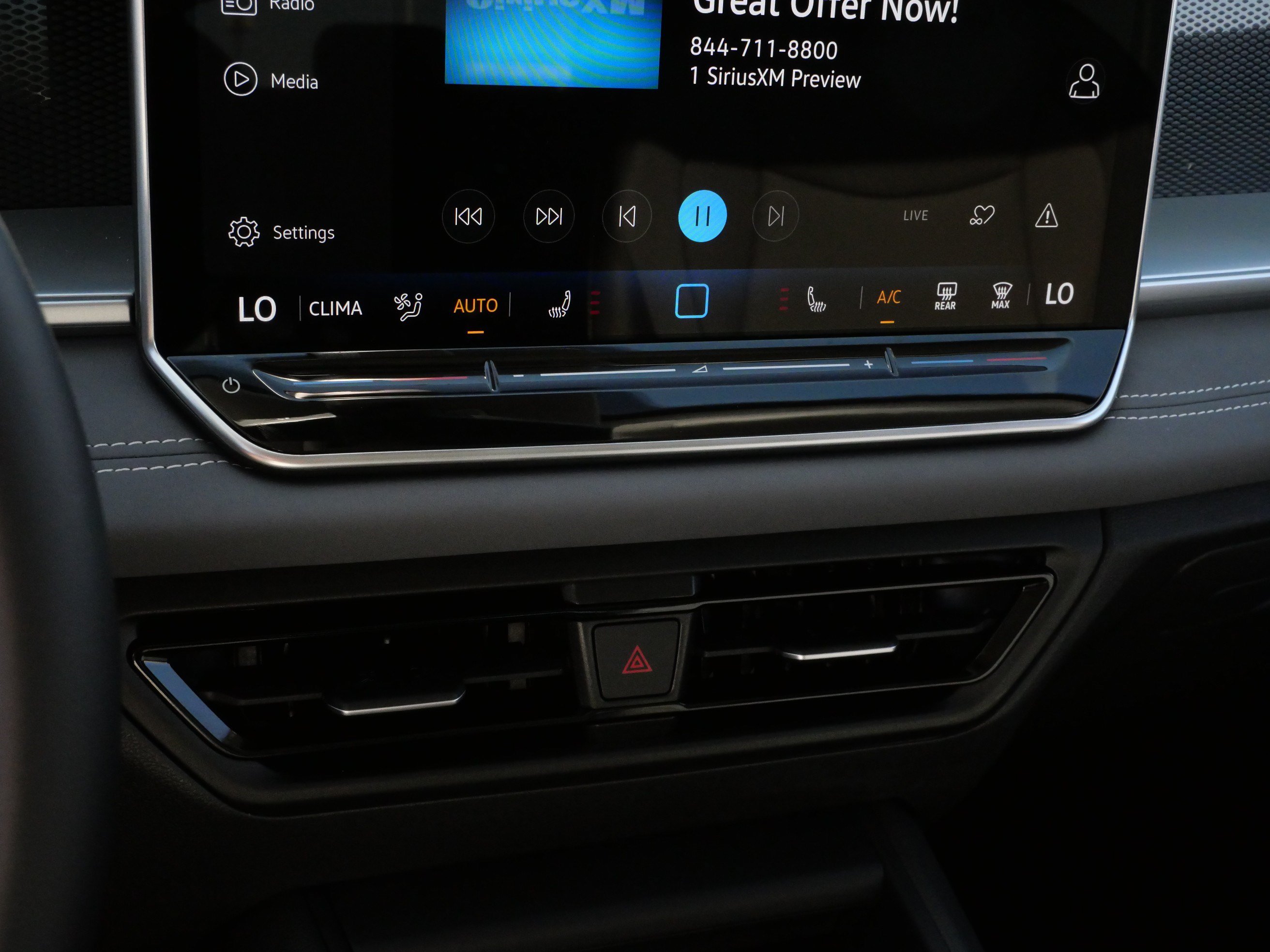 Certified 2025 Volkswagen Tiguan SE w/ Panoramic Sunroof Package AWD/4WD image 23