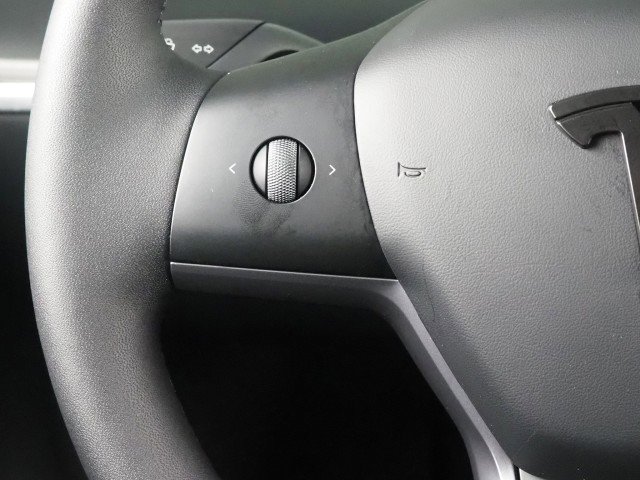 Used 2025 Tesla Model Y AWD image 21