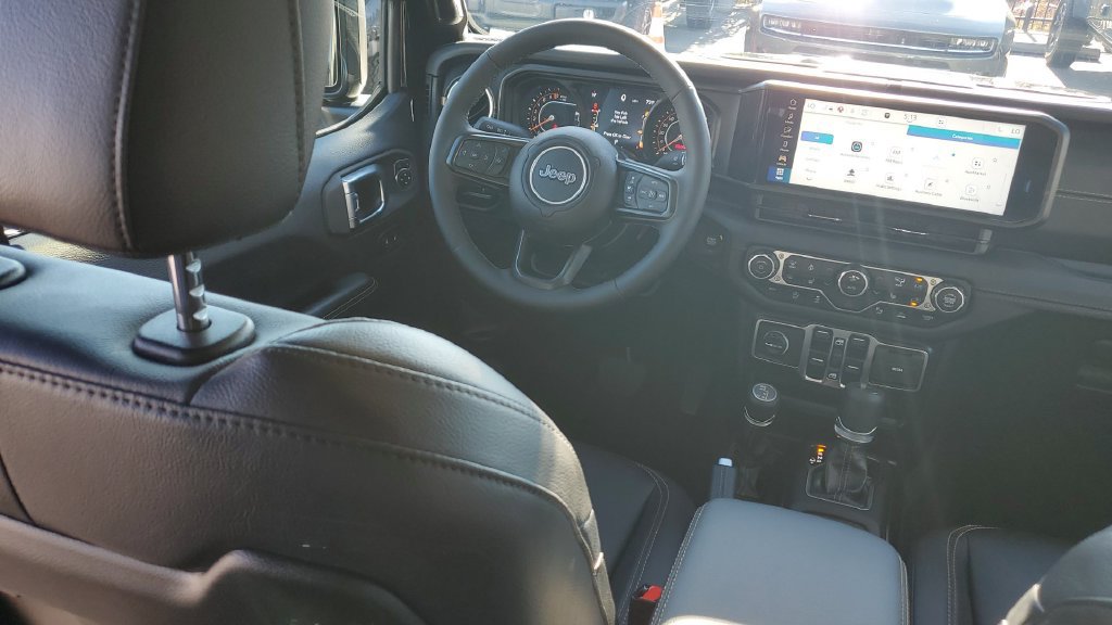 Used 2025 Jeep Gladiator Sport AWD/4WD image 12
