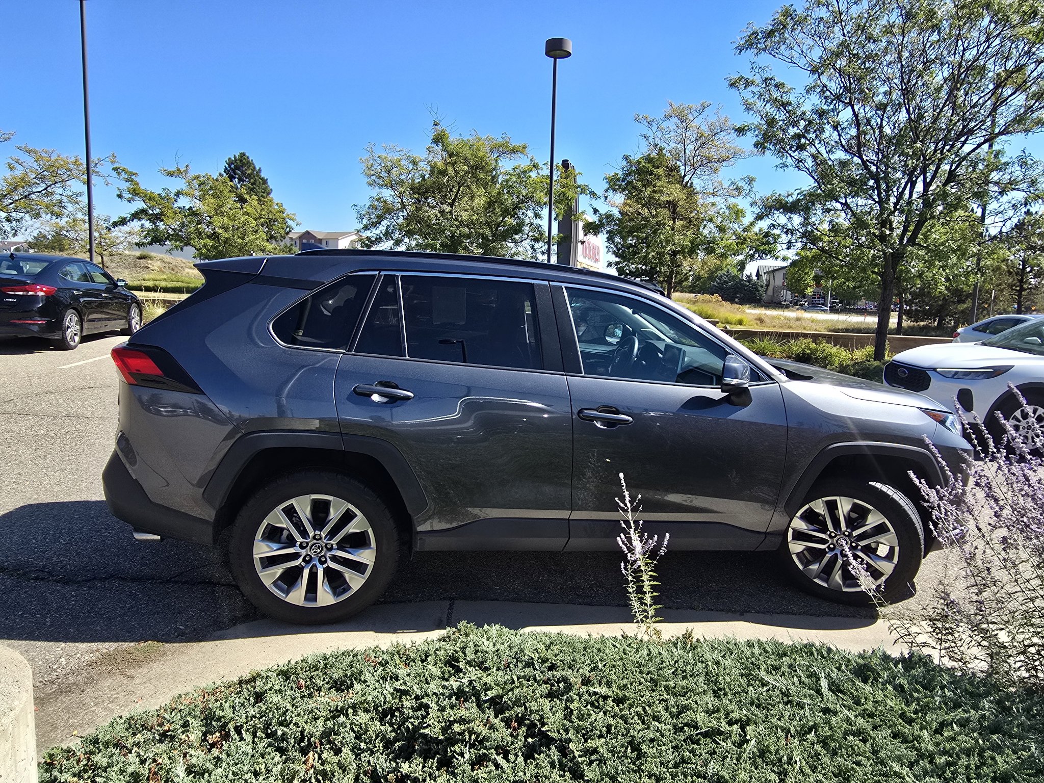 Used 2020 Toyota RAV4 XLE Premium AWD/4WD image 18