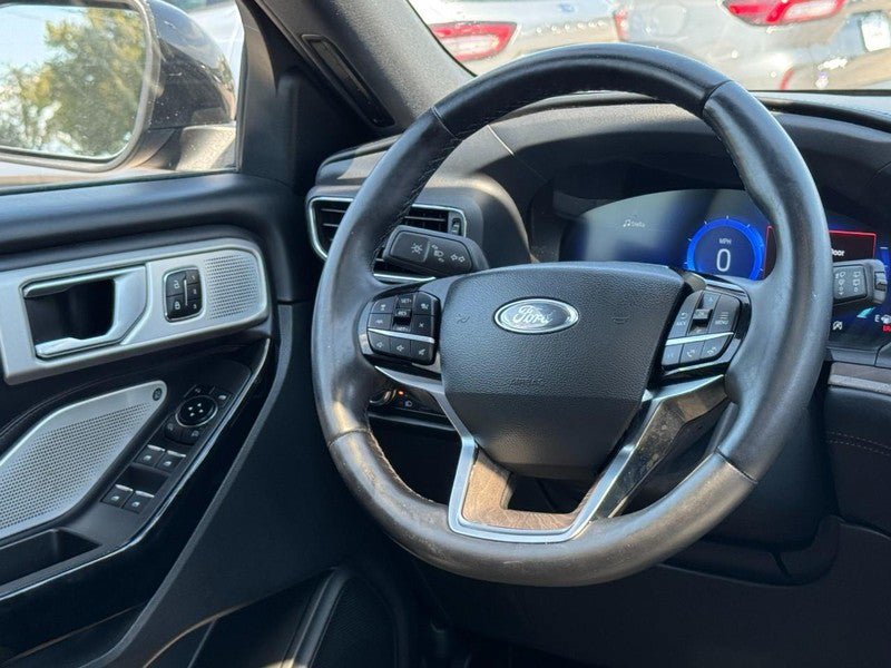 Used 2022 Ford Explorer Platinum w/ Equipment Group 601A AWD/4WD image 12