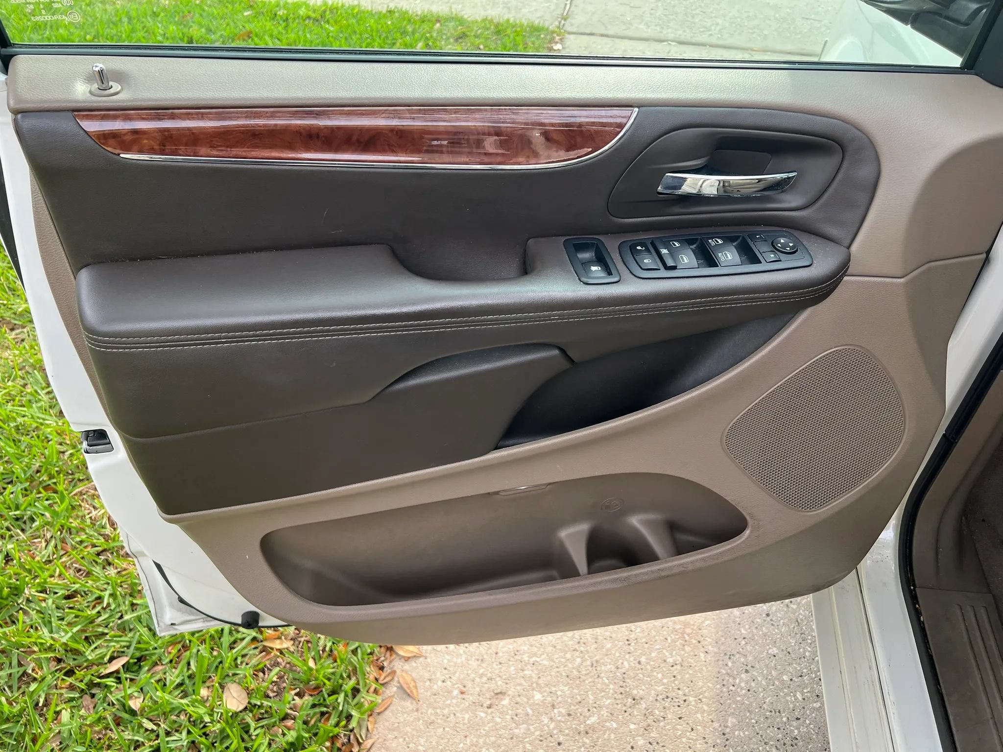Used 2011 Chrysler Town & Country Touring FWD image 6
