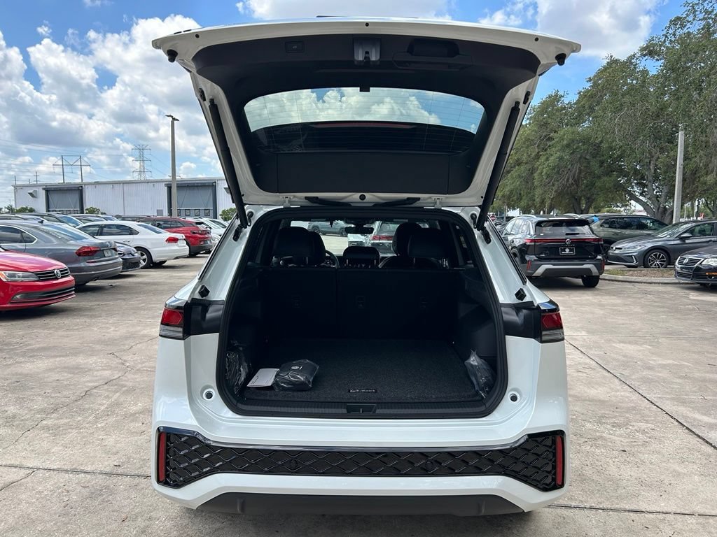 New 2026 Volkswagen Tiguan SE R-Line FWD image 45