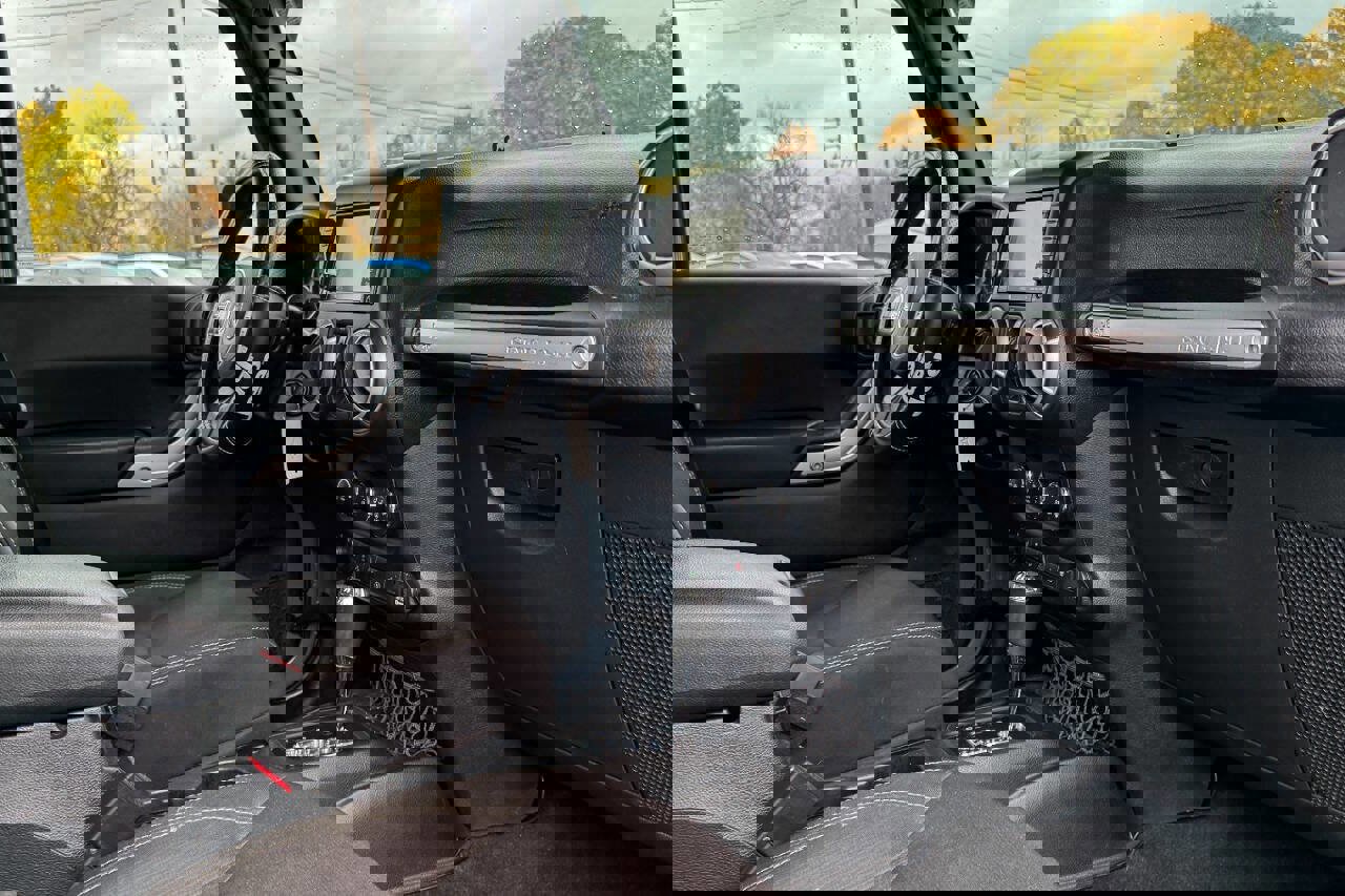 Used 2015 Jeep Wrangler Unlimited Sahara w/ Connectivity Group image 6