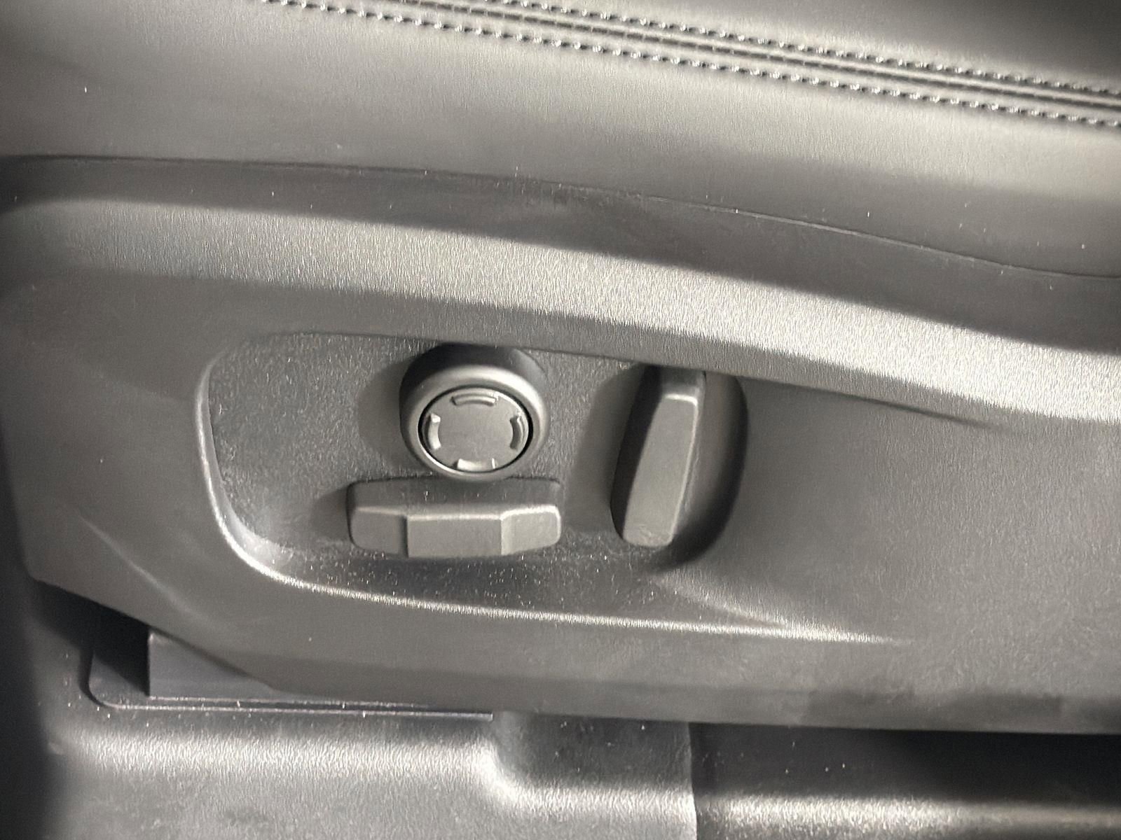 New 2026 Land Rover Defender 110 X-Dynamic SE image 24