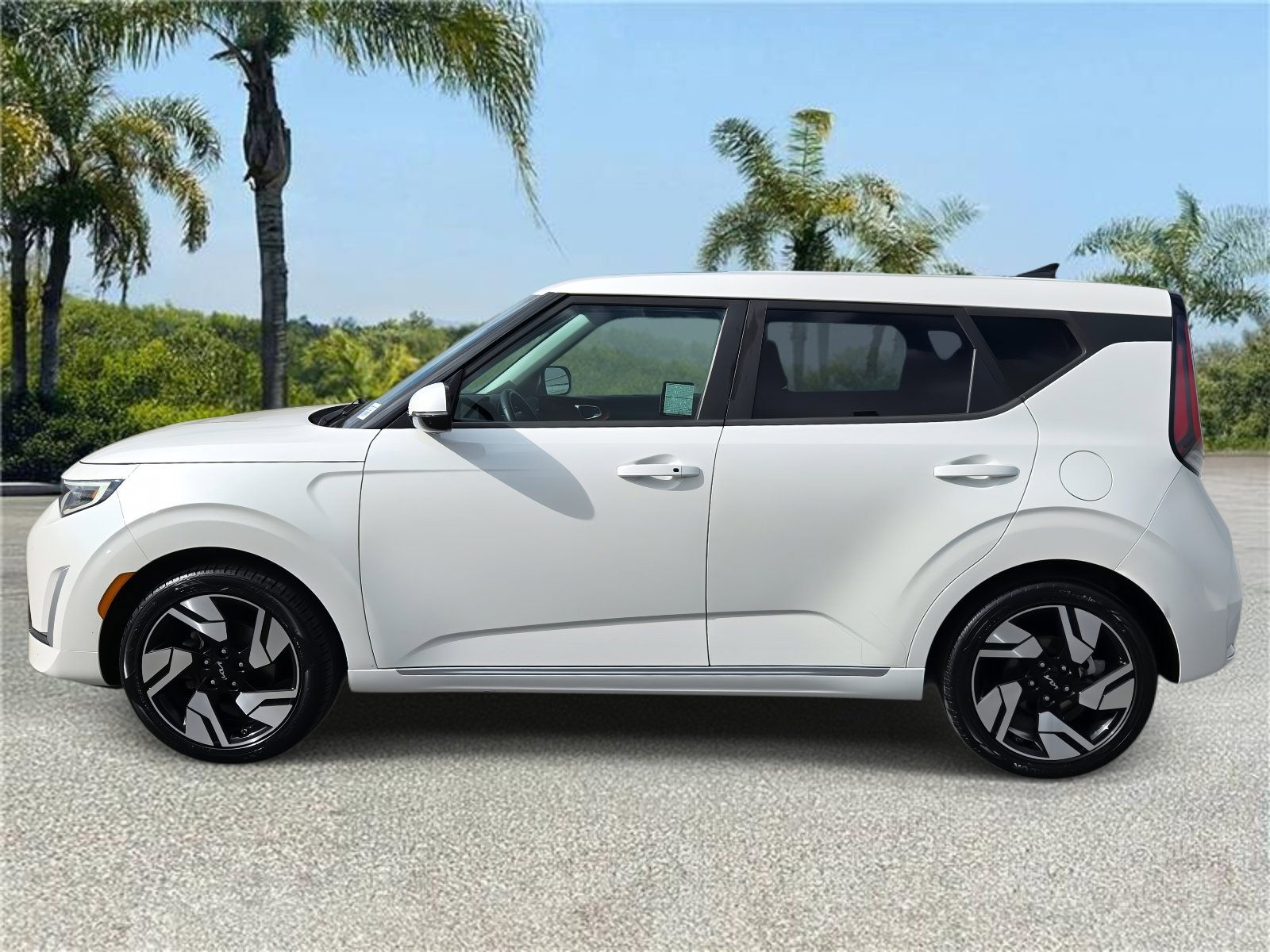 Used 2023 Kia Soul GT-Line w/ GT-Line Technology Package image 2