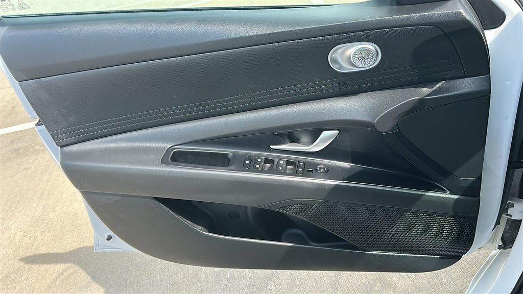 Used 2026 Hyundai Elantra SE FWD image 19