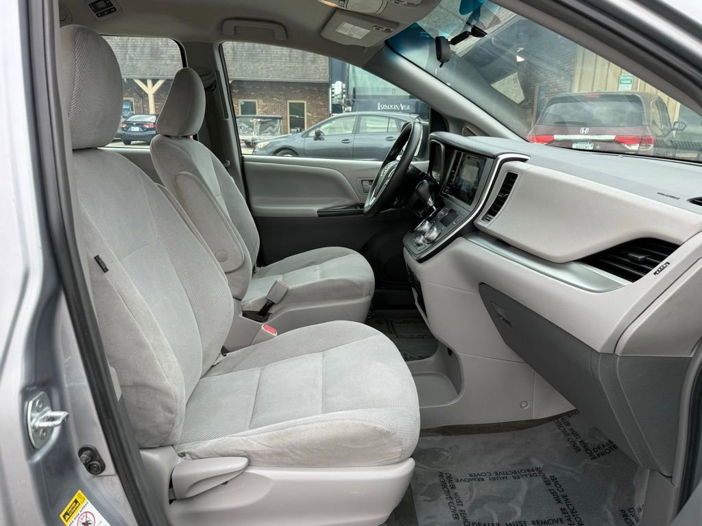 Used 2017 Toyota Sienna L FWD image 18
