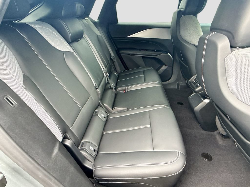 Used 2024 Cadillac Lyriq Tech RWD image 29