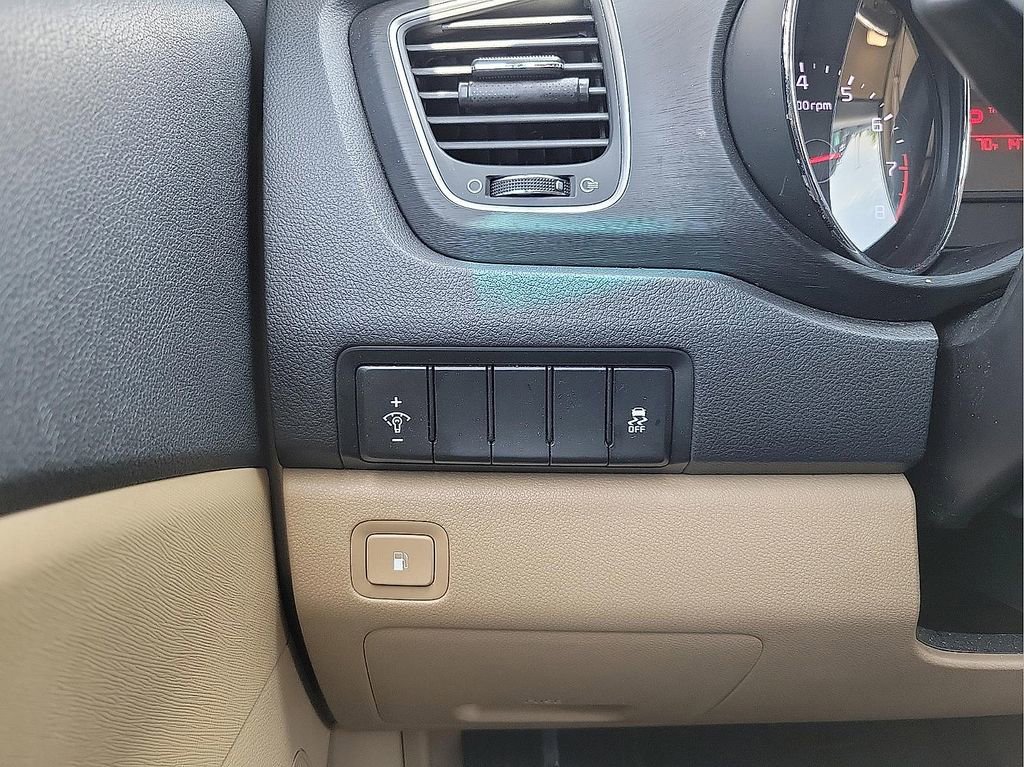 Used 2016 Kia Sedona LX w/ Option Group 020 FWD image 15
