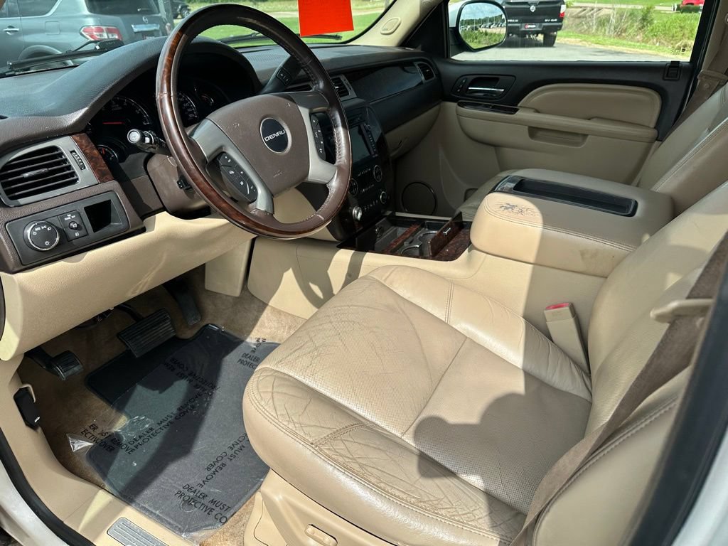 Used 2011 GMC Yukon XL Denali RWD image 12