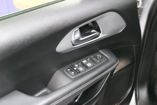 Used 2023 Chrysler Pacifica Touring FWD image 13