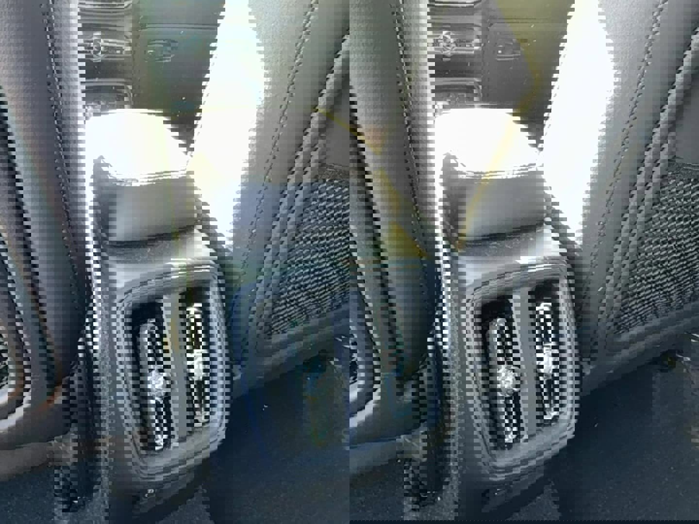 Used 2021 Volvo XC40 T5 R-Design w/ Protection Package Premier image 14