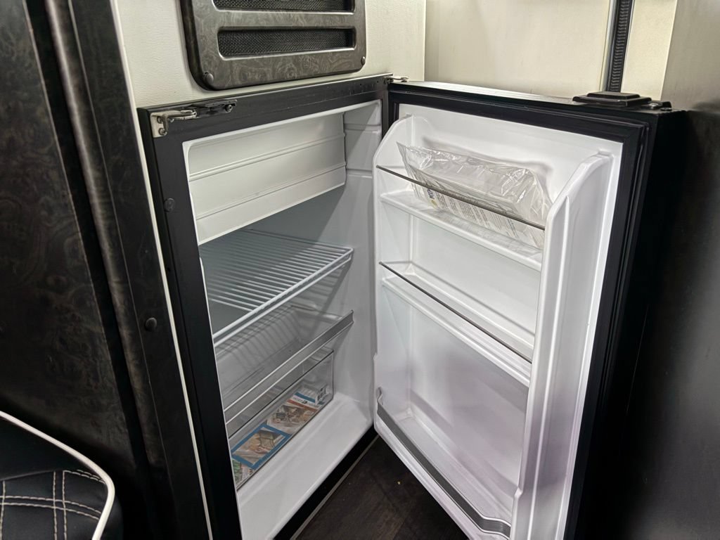 Used 2019 Mercedes-Benz Sprinter 170 w/ Driver Convenience Package image 15
