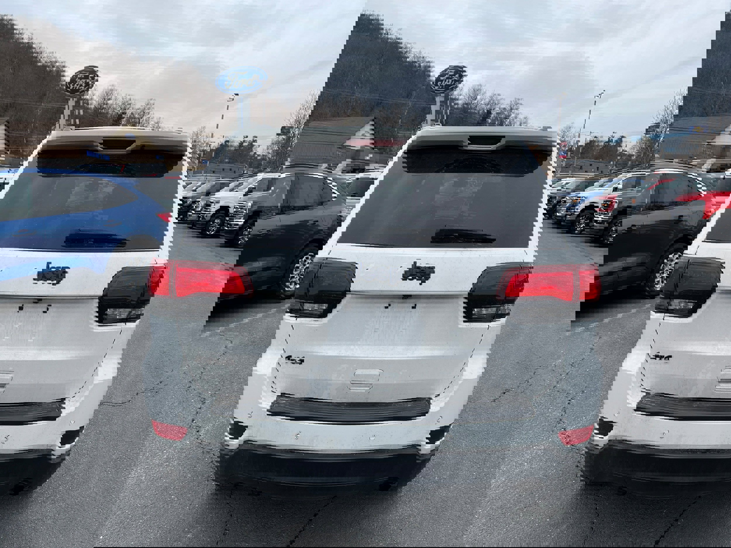 Used 2019 Jeep Grand Cherokee Laredo image 5