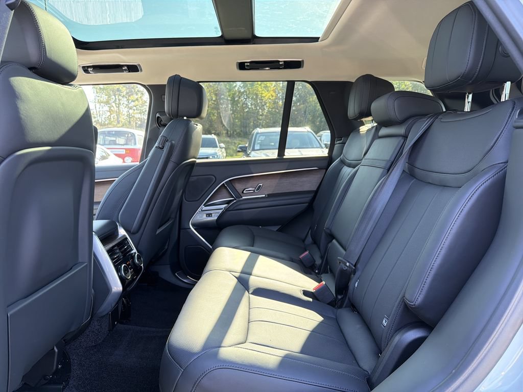 Used 2025 Land Rover Range Rover SE AWD/4WD image 5